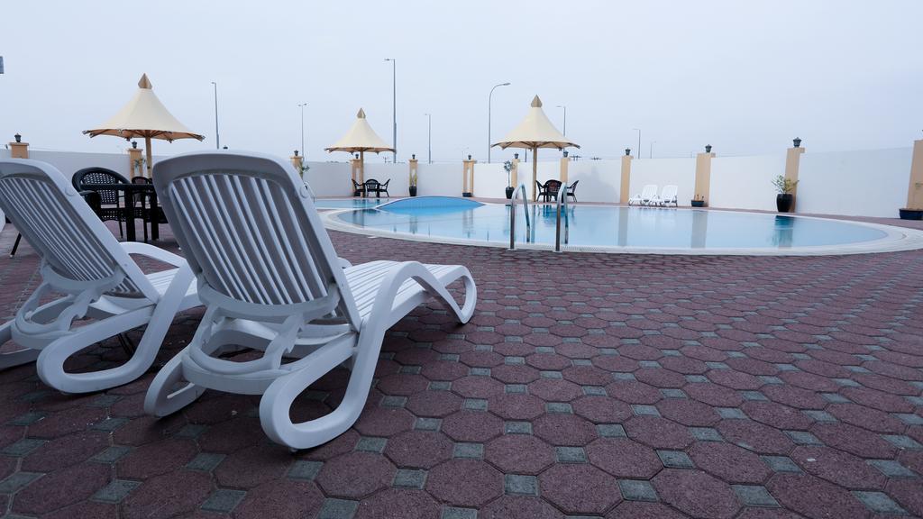 مساحة استجمام بجانب المسبح في فندق Remas Hotel Suites Al Seeb