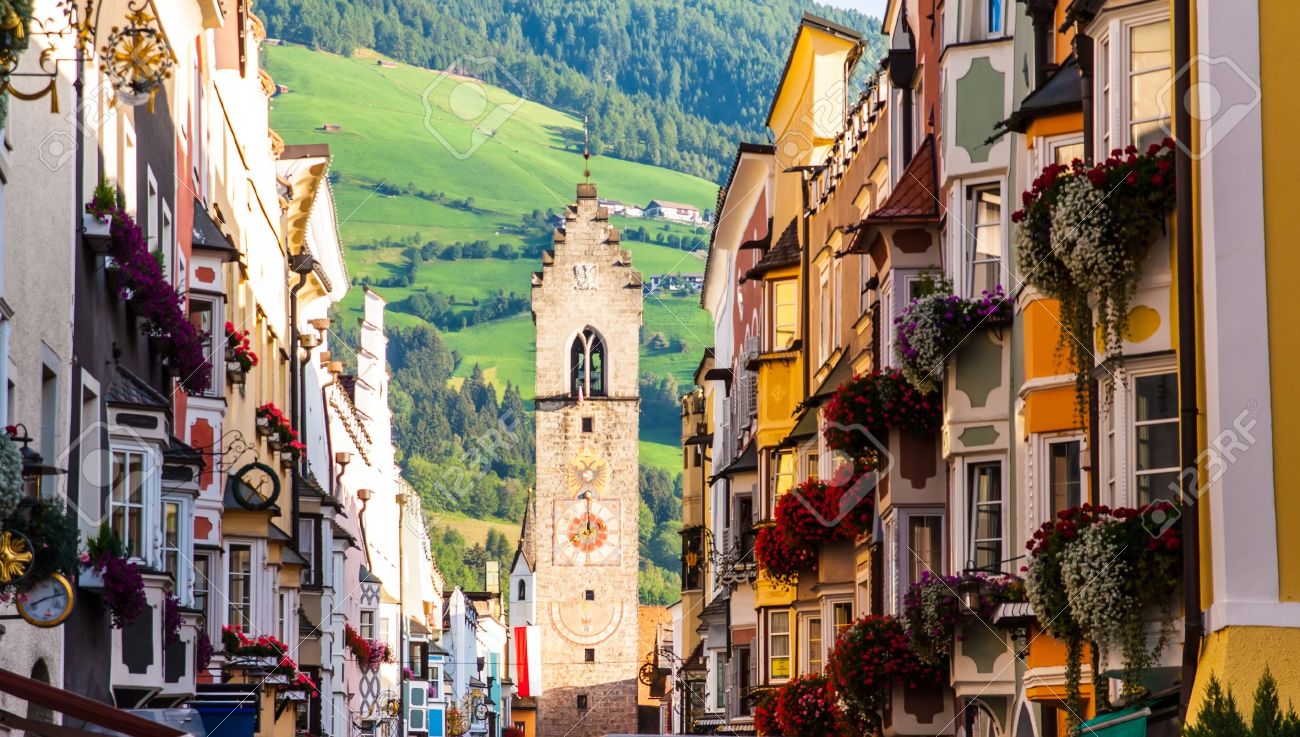 -21239669-via-della-citt-vecchia-europian-vipiteno-dolomiti-italia-archivio-fotografico-jpg