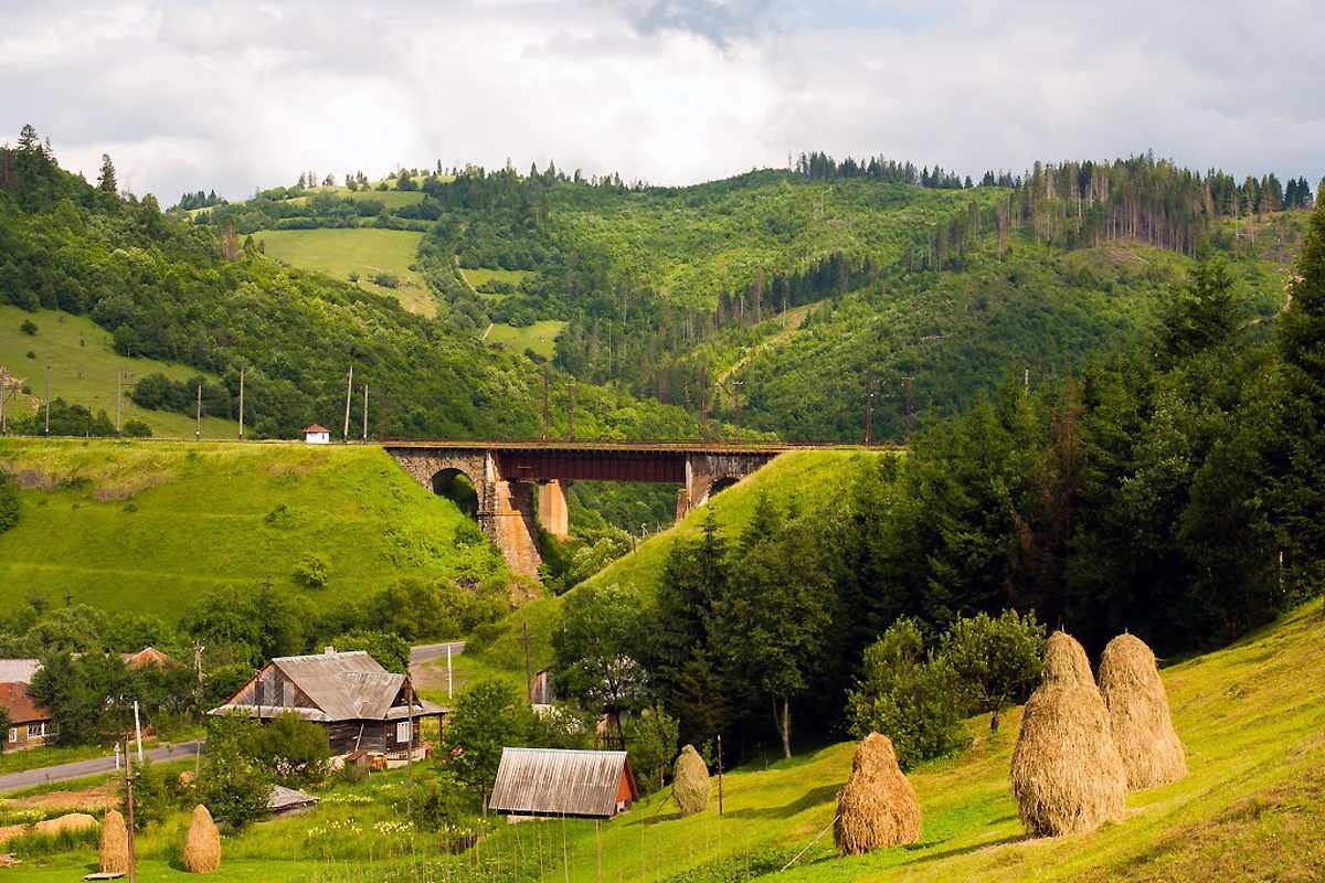 -01-viaduk-vozle-volovtsa-antonio-racter-jpg