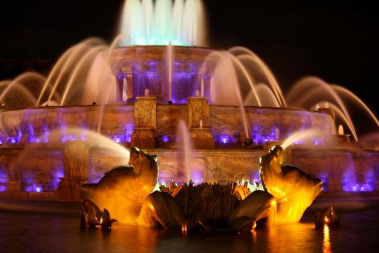 -buckingham-fountain-night-laura-kinker-jpg