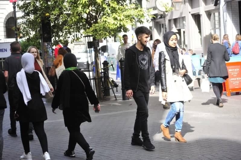 هل تعامل البريطانيين عنصري