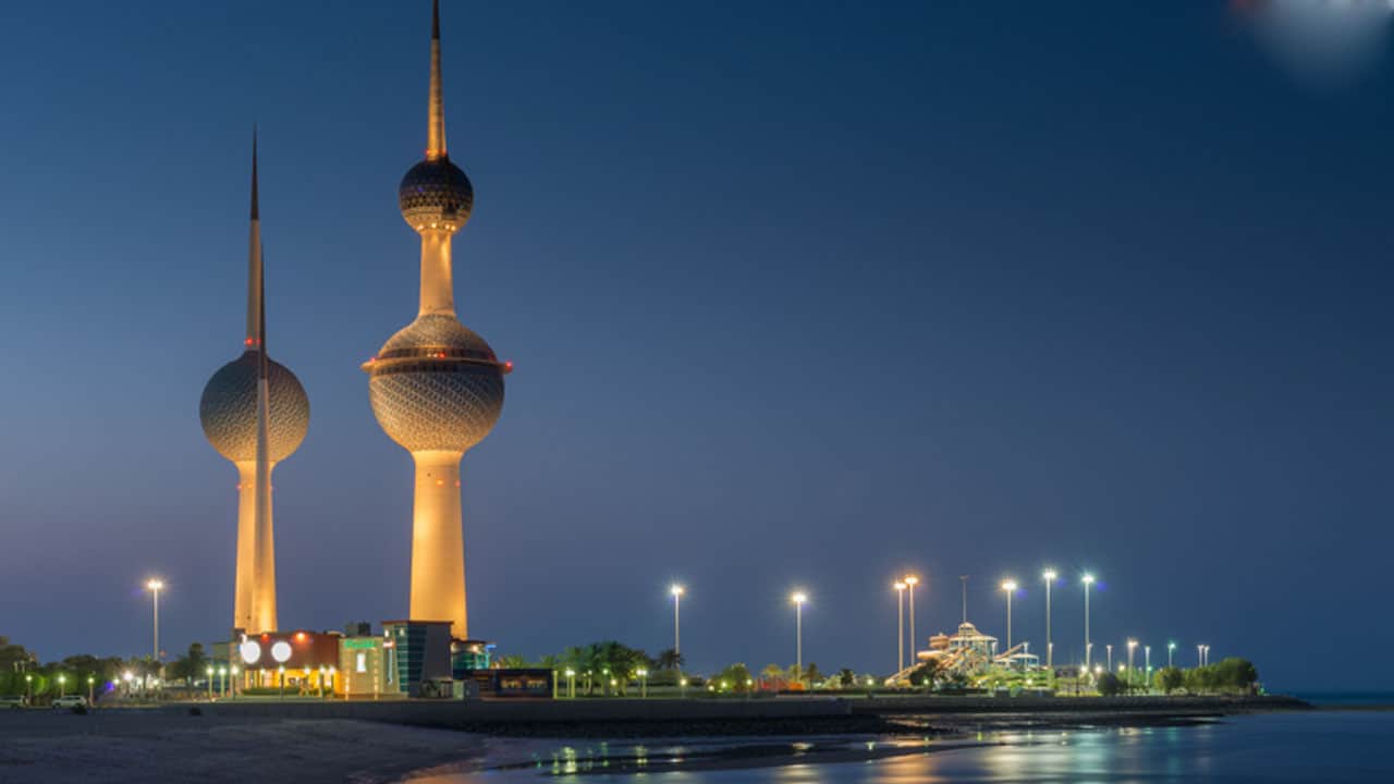ماهي المسافة بين مدينة حفر الباطن ومدينة الكويت؟