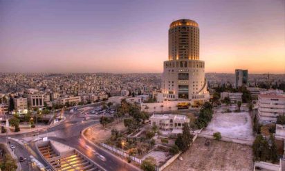 اقرب مدينة امارتية لعمان