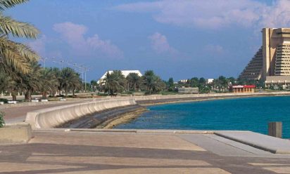 كورنيش خاص بمسبح داخل الغرفة