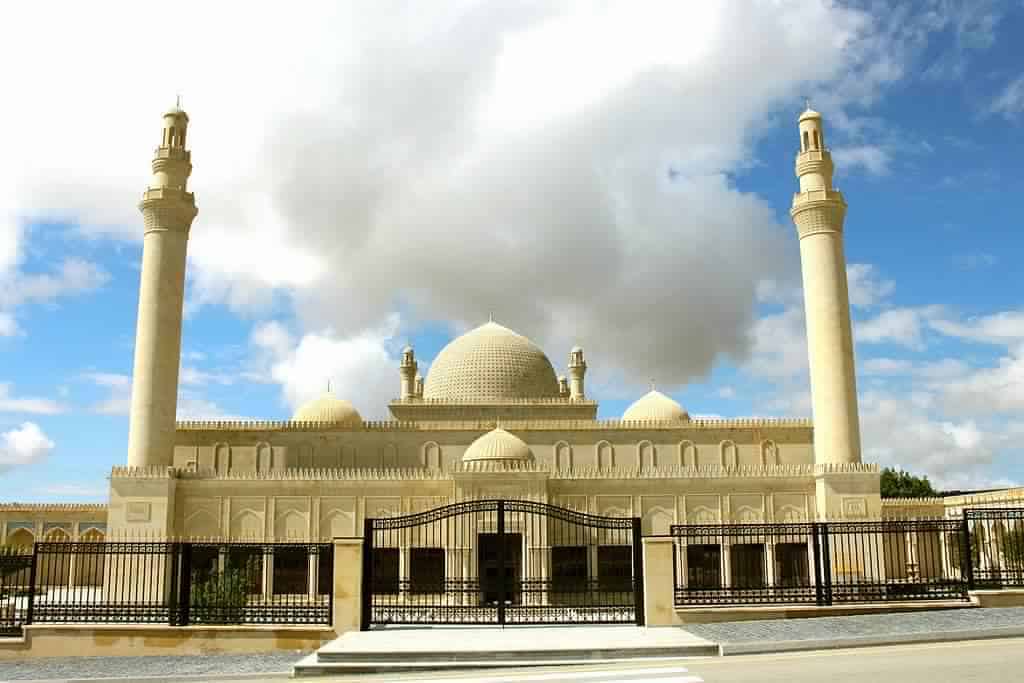 المسجد الذي يؤمه العجمي