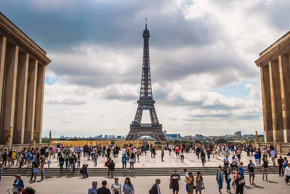 المسافة بين برج ايفل وشارع الشانزليزيه ( التجول بباريس )
