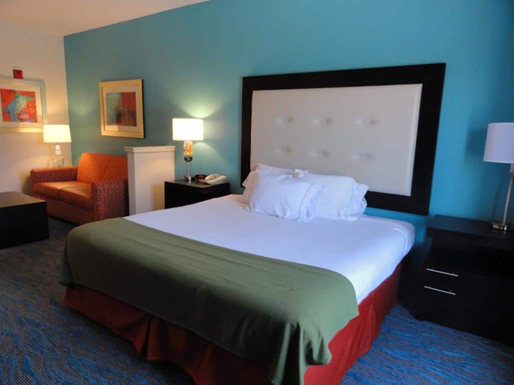 7.Holiday Inn Express Destin E - Commons Mall Area