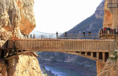 جولة مع مرشد سياحي لتجربة الجسر المعلق في جبال مالغا