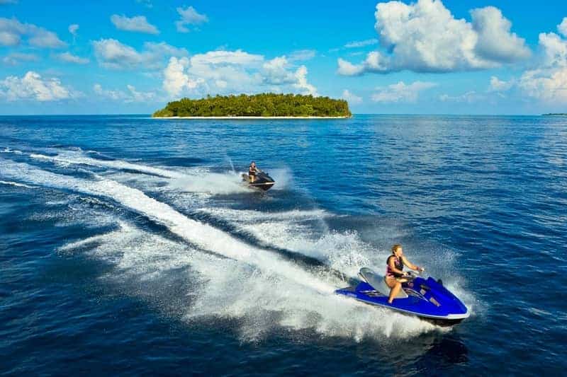 ممارسة بعض الرياضات المائية – جزر المالديف – جزيرة كودا هور