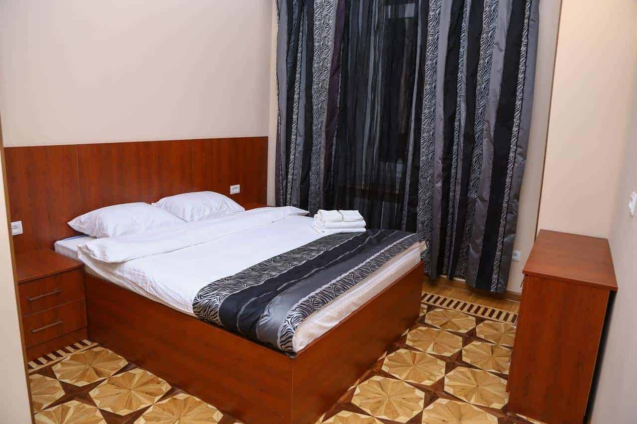 3.فندق وبيت شباب سينتروم