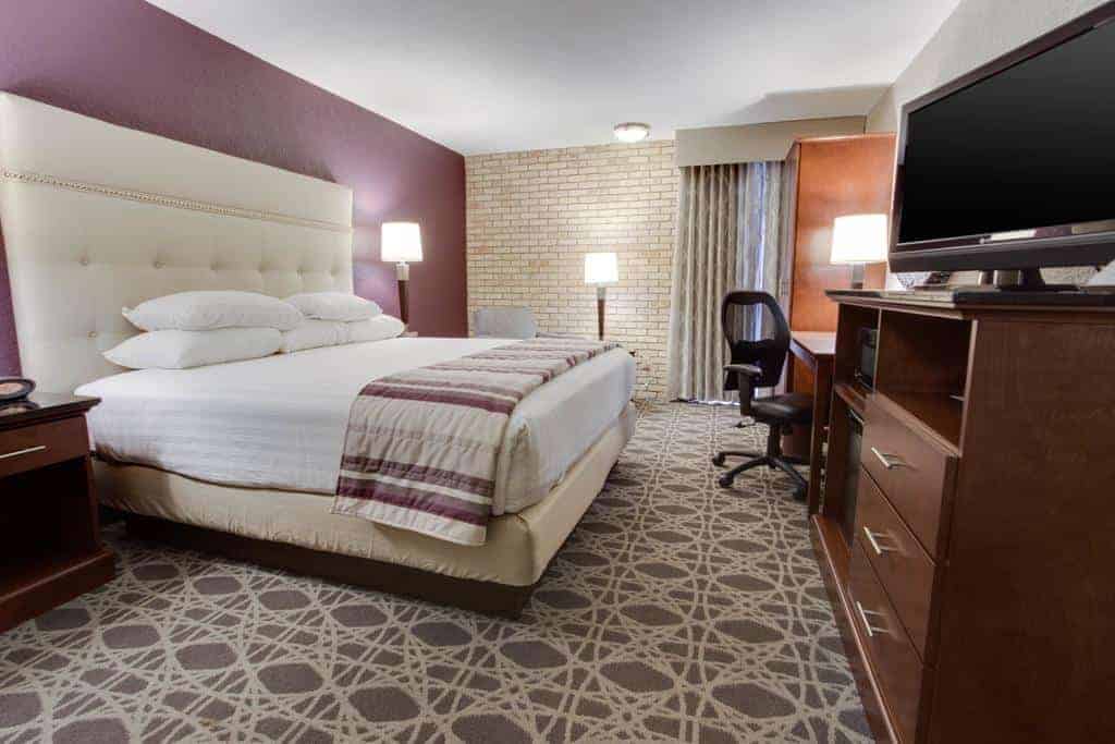 4.Drury Inn & Suites San Antonio Airport