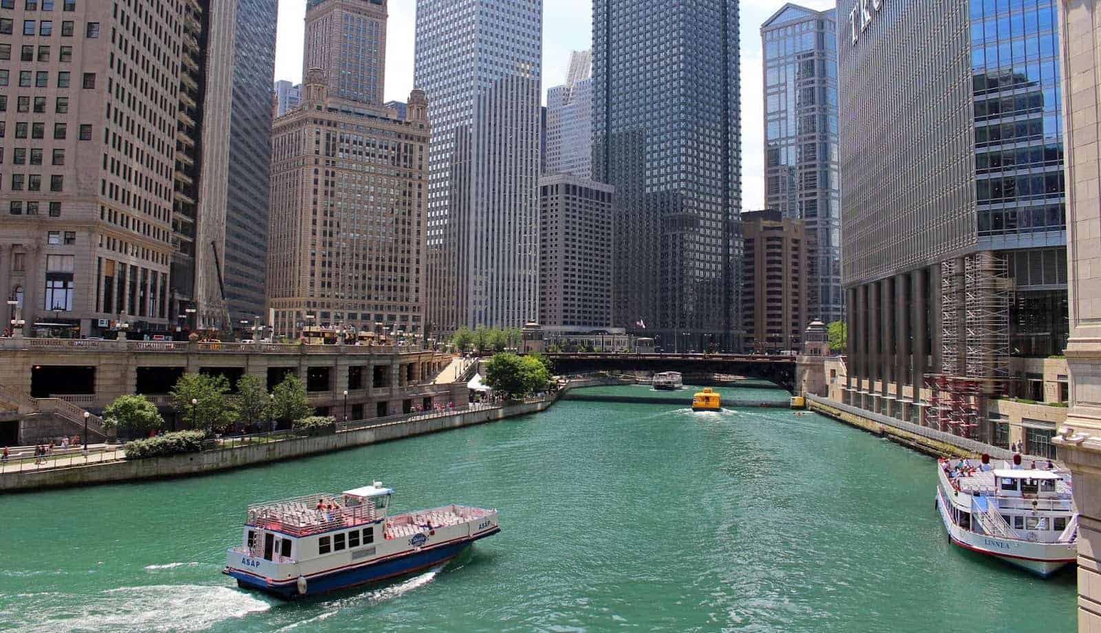 شيكاغو , رحلة نهرية بين الصروح المعمارية