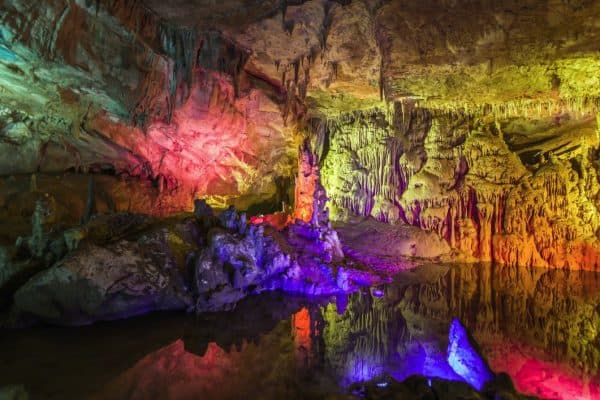 كهف بروميثيوس Prometheus Cave