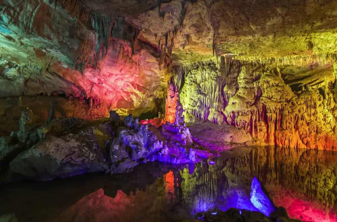 كهف بروميثيوس Prometheus Cave