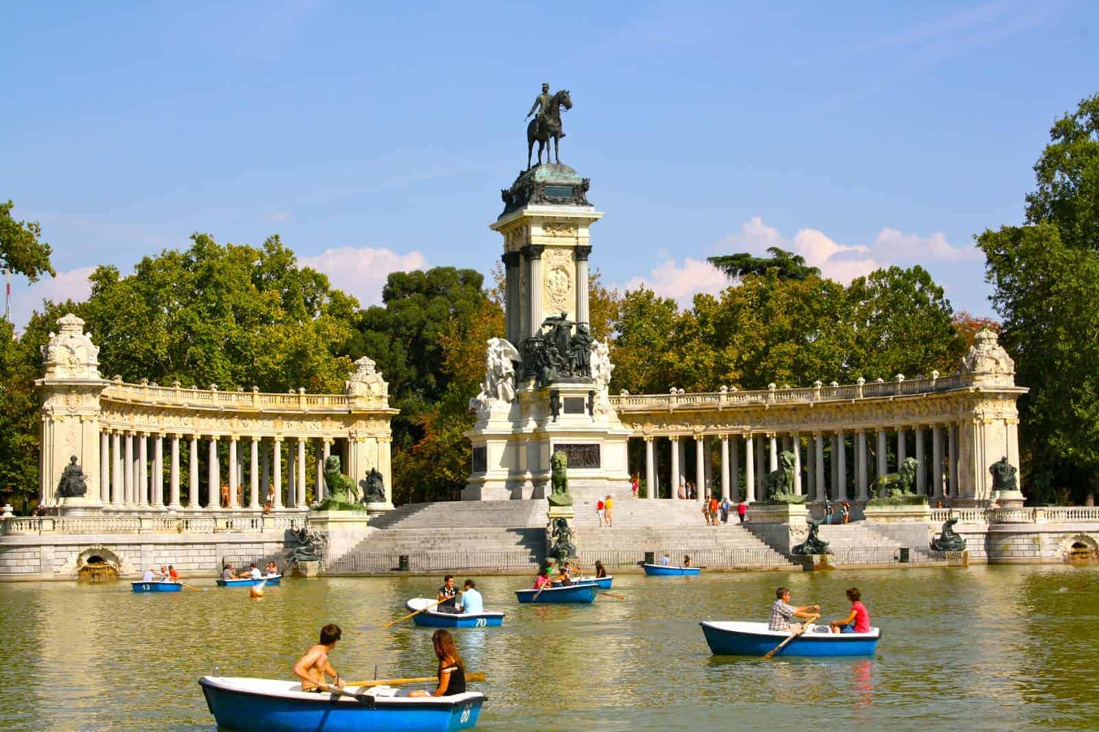 الذهاب الى حديقة Buen Retiro Park ض109