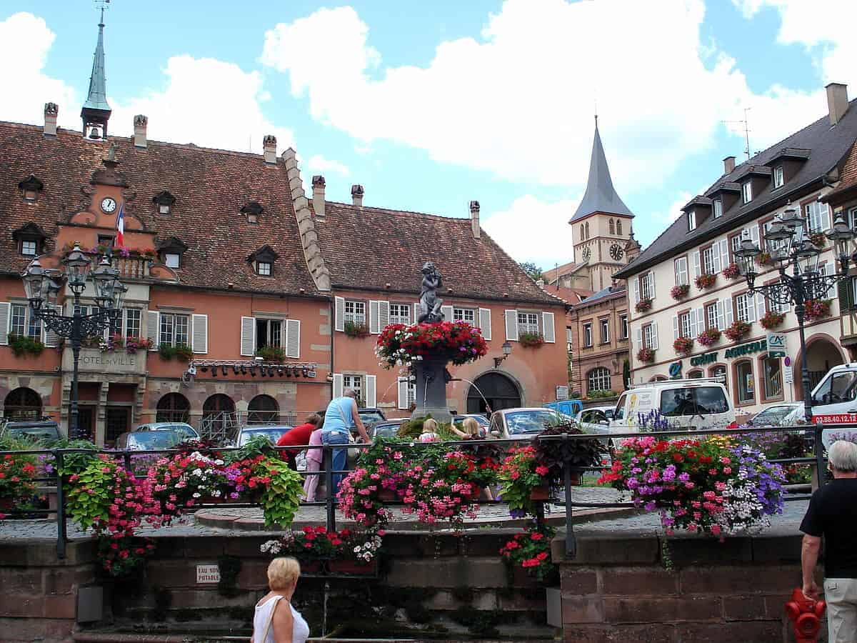 الذهاب إلى ميدان بورغ دي فور Place Bourg du Four Geneva الشهير