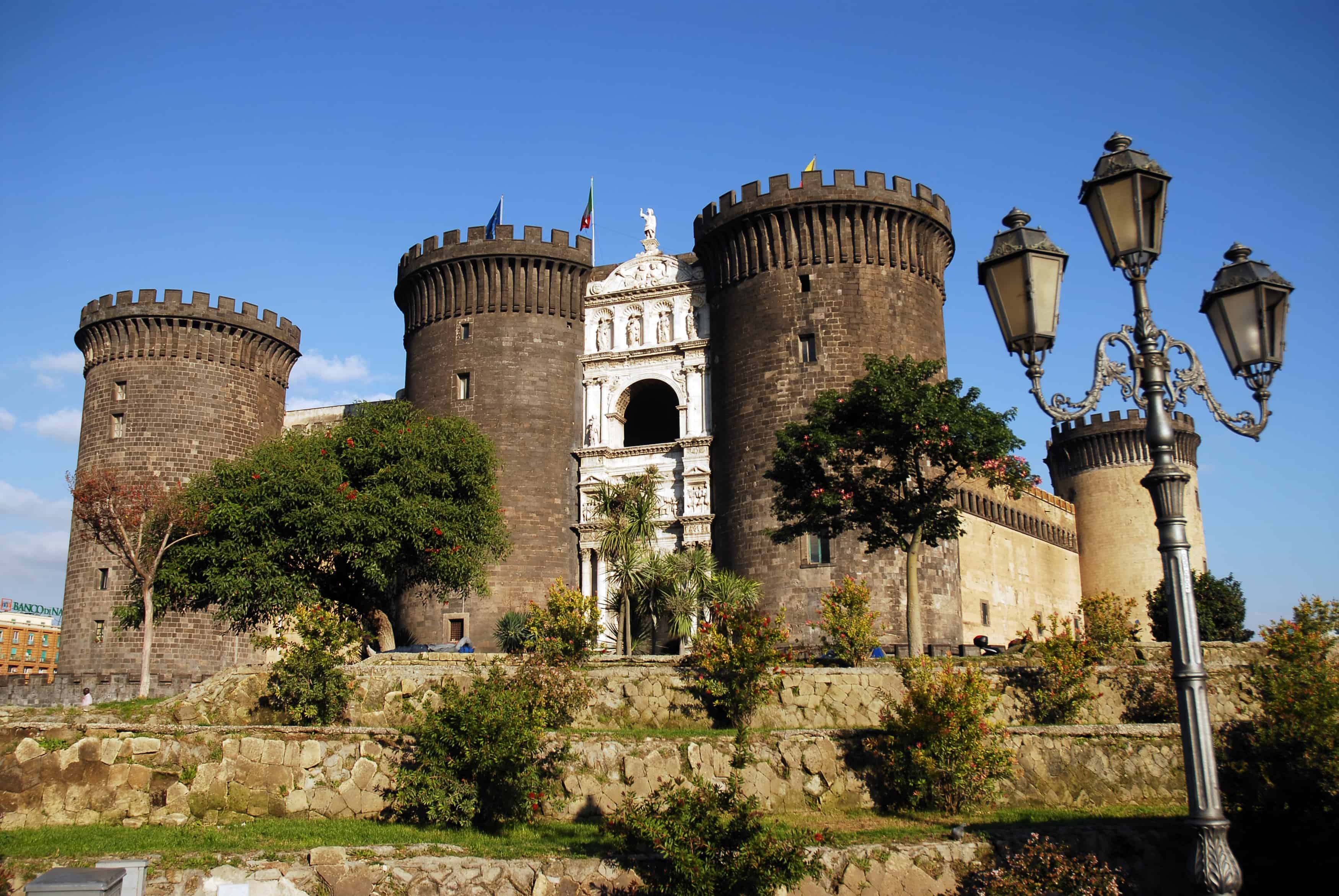 قلعة نوفو castel nuovo