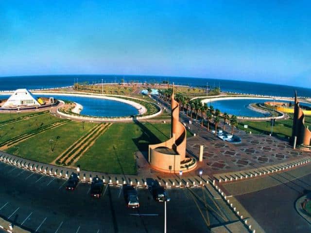 شاطئ نصف القمر 