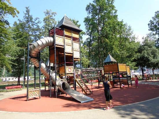 ألعاب الأطفال في منتزه سياني في لوغانو سويسرا