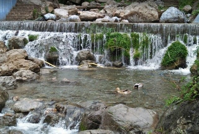 جداول المياه والشلالات الصغيرة