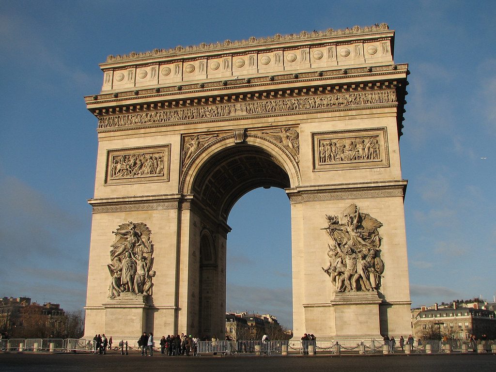 اين موقع قوس النصر في باريس عطلات