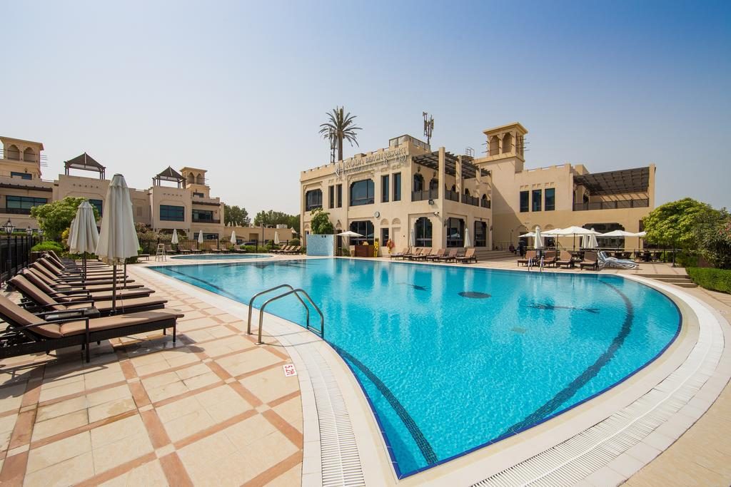 مسبح فسيح في منتجع روضة بيتش دبي