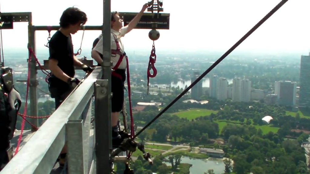 القفز البانجي من على برج الدانوب فيينا