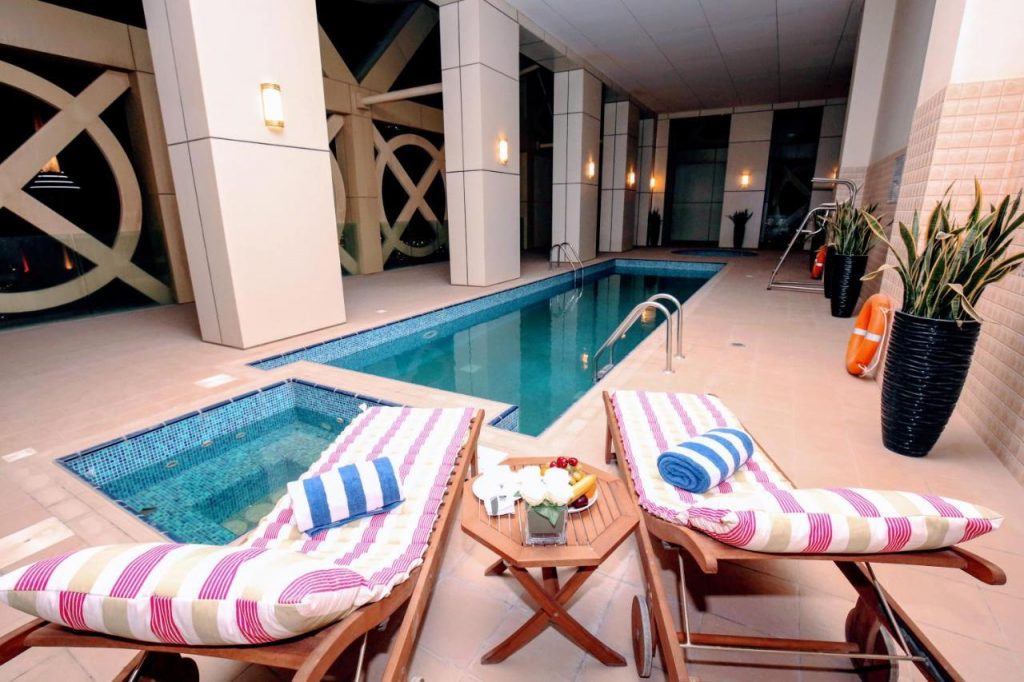 مسبح فندق جراند ميركيور دبي