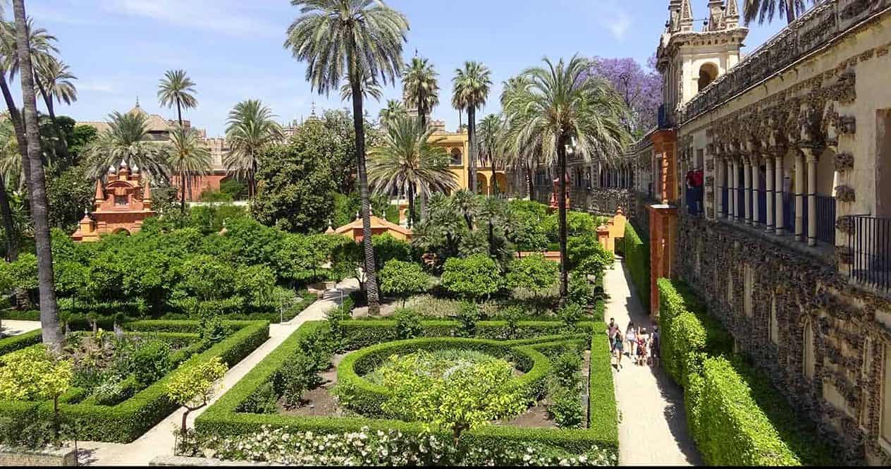 الجلوس في حديقة قصر المورق