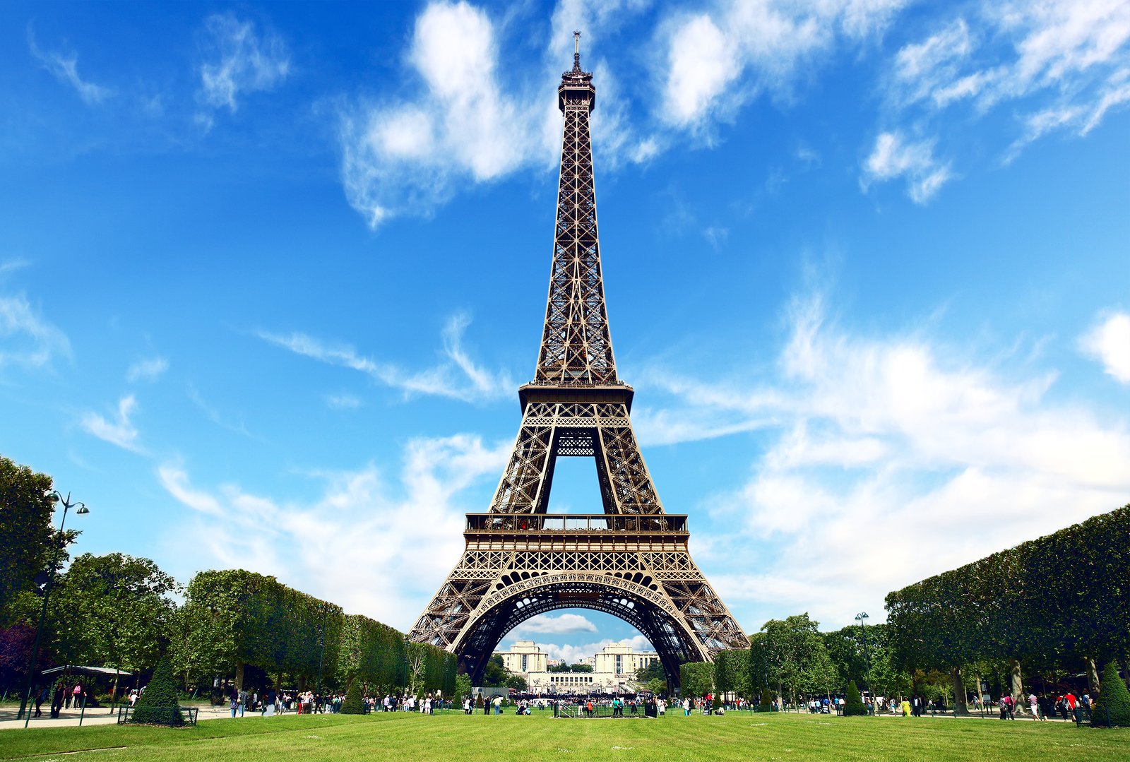 انشطة عند زيارة برج ايفل في باريس فرنسا
