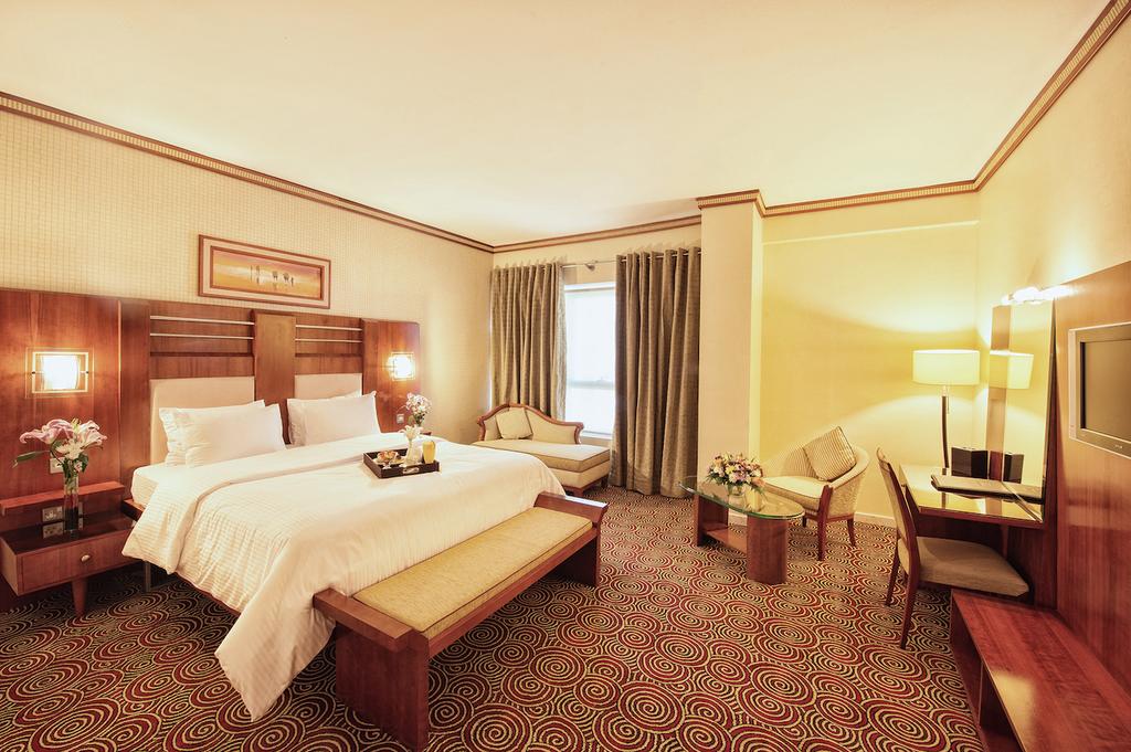 غرفة مع سرير كينغ في فندق جراند سنترال دبي