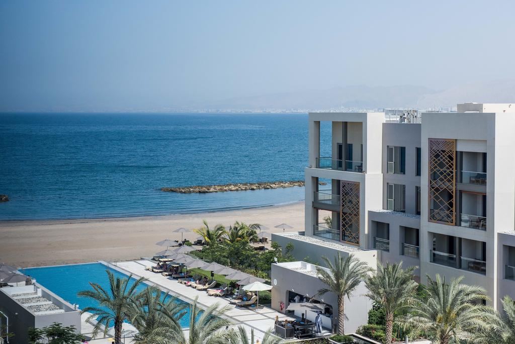 مسبح الفندق المطل على الشاطئ