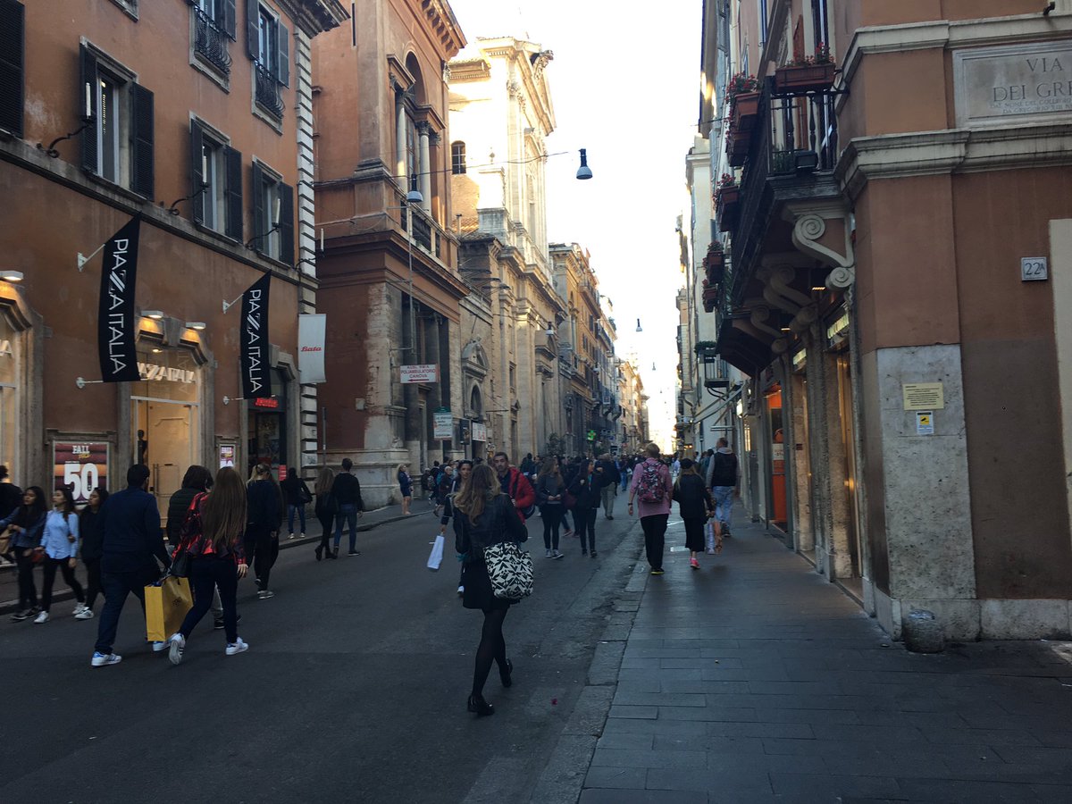 صورة لاحد شوارع تسوق روما