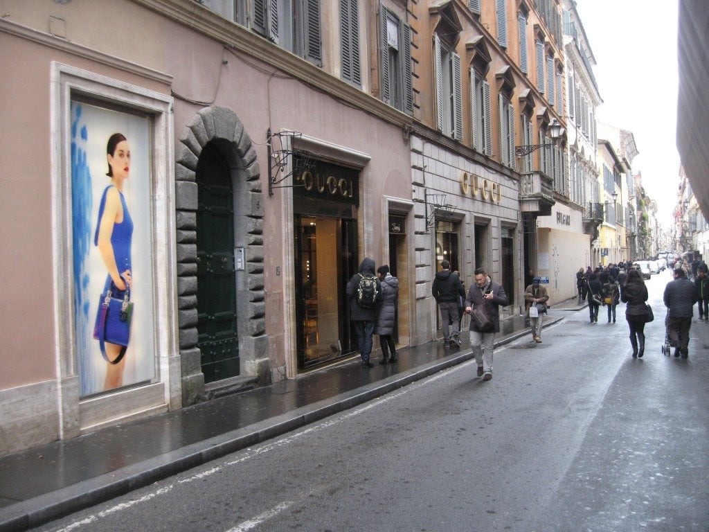 صورة لاحد شوارع تسوق في روما