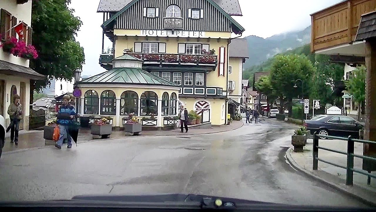 صورة لشوارع ومحلات قرية وبحيرة وولف قانق النمسا