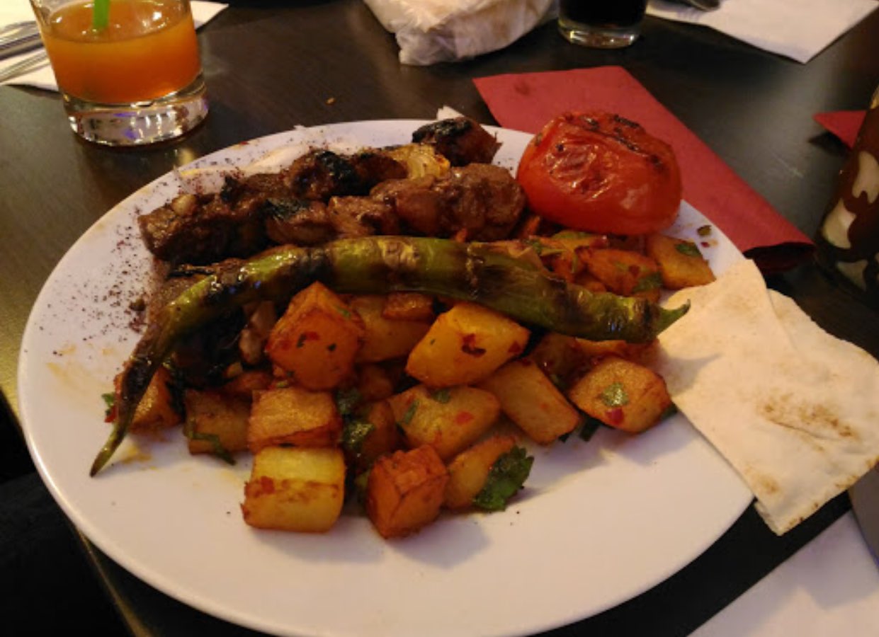 احدى وجبات مطعم اصالة في برلين