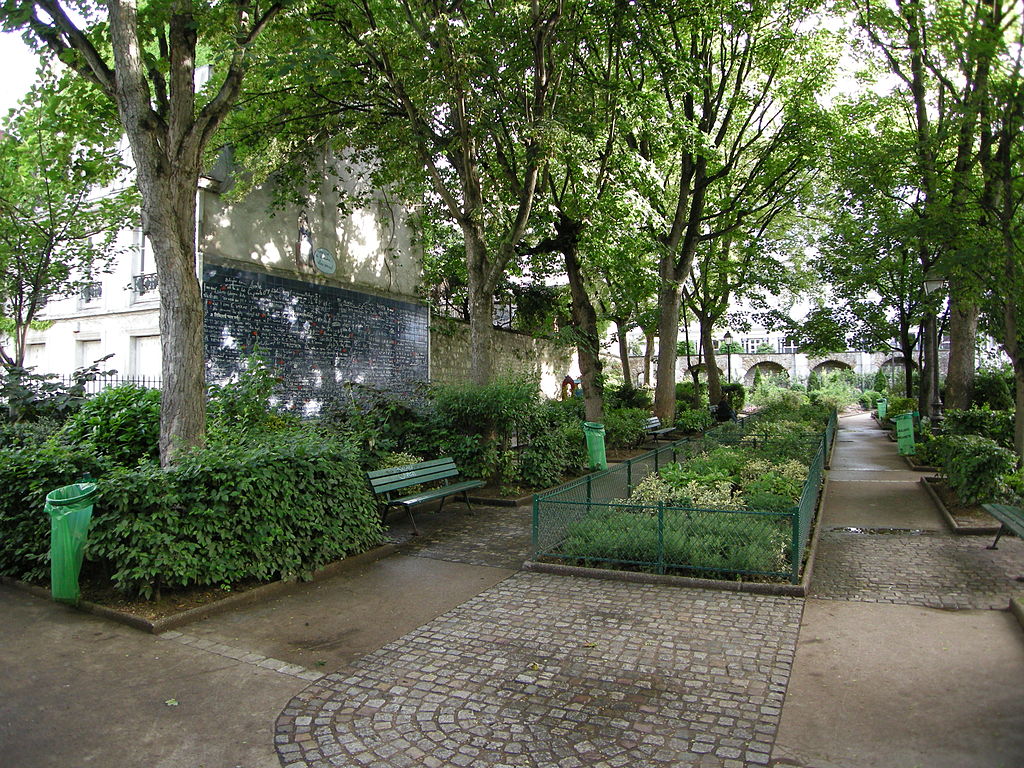 صورة حائط الحب في باريس داخل حديقة جميلة