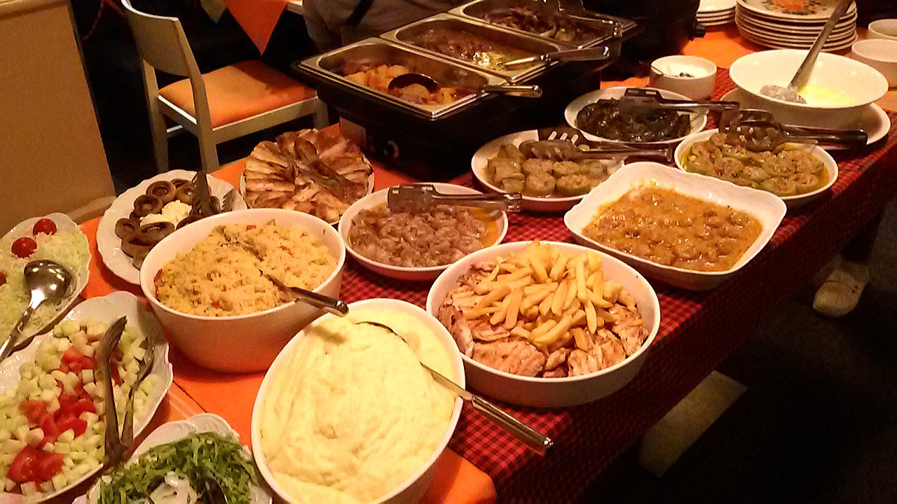 صورة لعدة وجبات في مطعم سيندي سراييفو