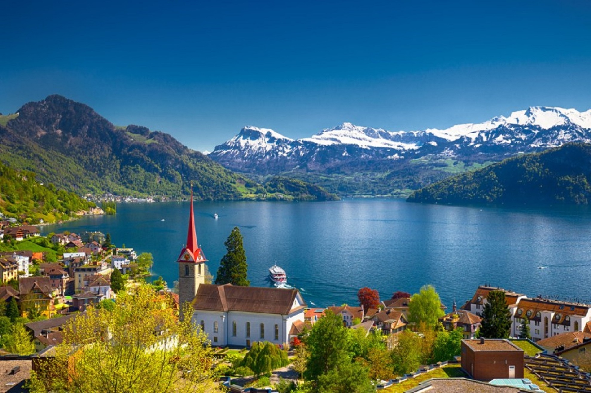 صورة لبحيرة لوسرن في مدينة لوسرن سويسرا
