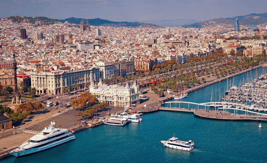 صورة لمدينة برشلونة مطلة على البحر