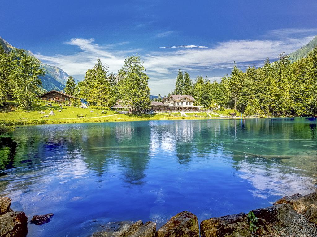صورة لبحيرة بلوسي سويسرا