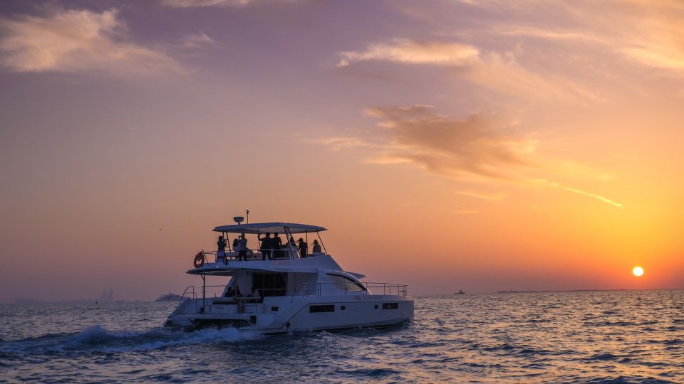 رحلة بحرية على متن يخت في دبي 