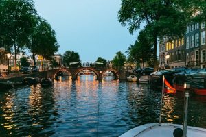 جولة مسائية بالقارب في امستردام
