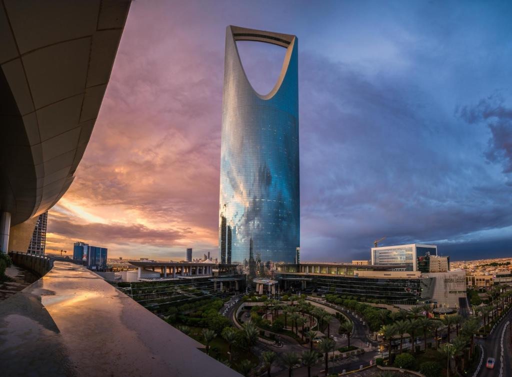 افضل فندق فيه ملعب تنس في الرياض