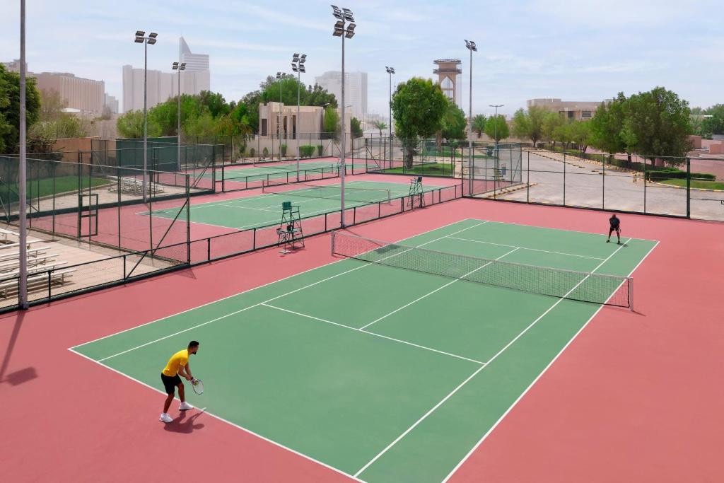 افضل فندق فيه ملعب تنس في الرياض