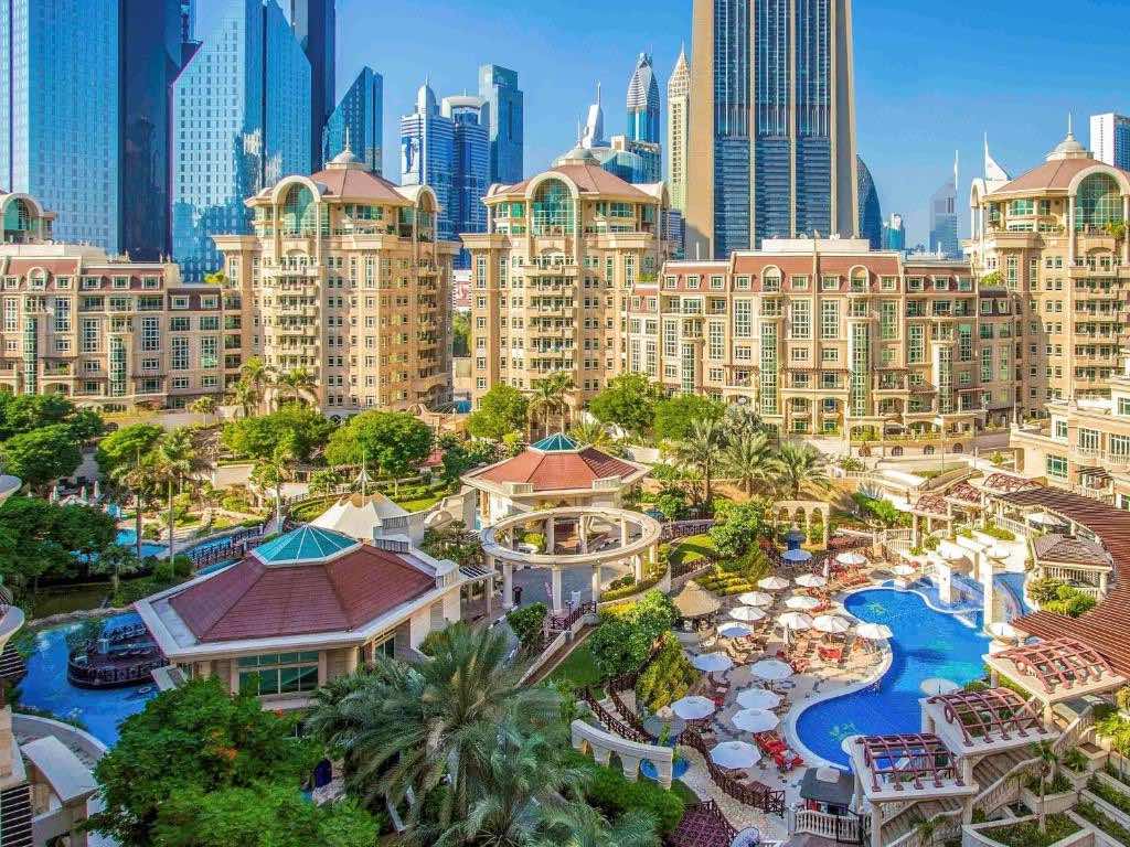 فندق موقعه قريب من نافورة دبي
