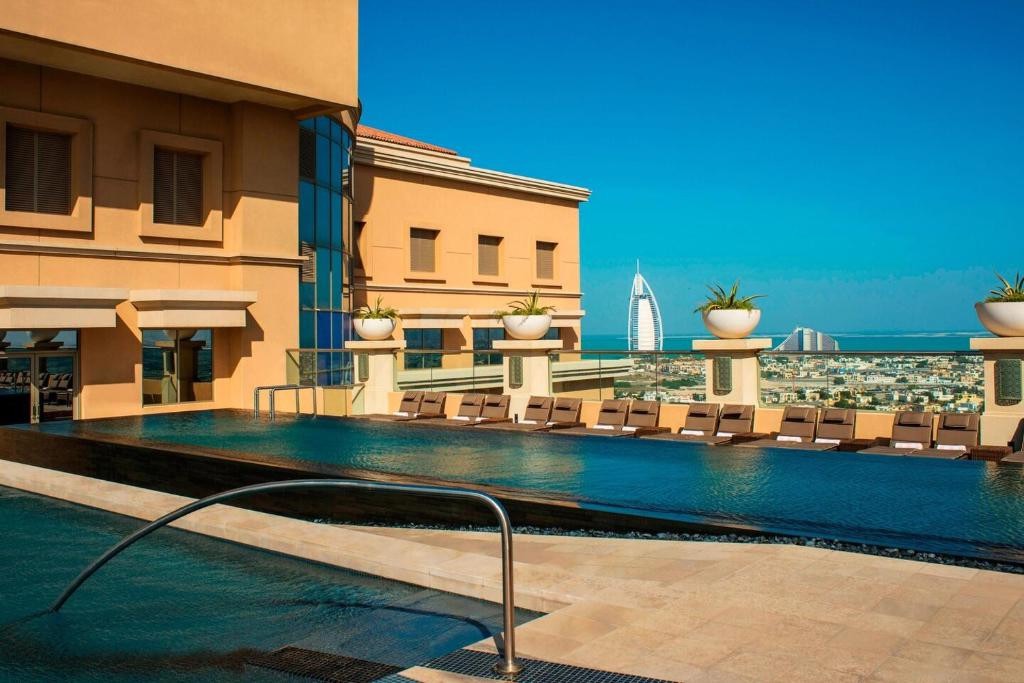 فندق قريب من مول الامارات دبي