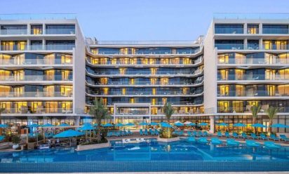 منتجعات دبي مع مسبح خاص