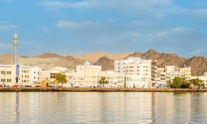 مواقف مجانية في حدود مطار مسقط