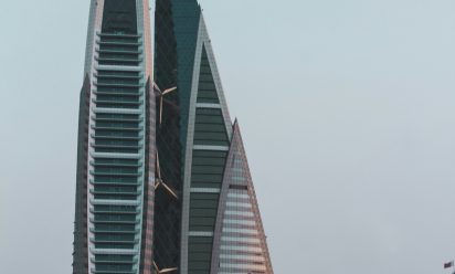 عملي في الخبر واريد ان اسكن في البحرين